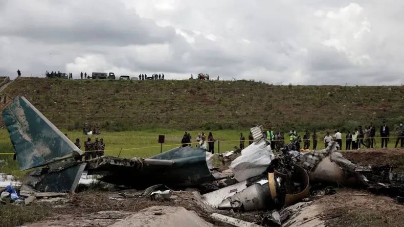 Tragedia en Nepal: 18 muertos tras el impacto de un avión