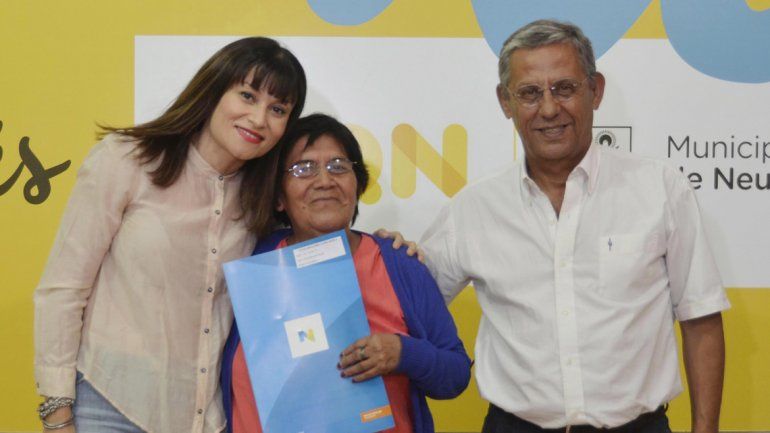 Pechi entregó los boletos de compraventa a los vecinos beneficiados.