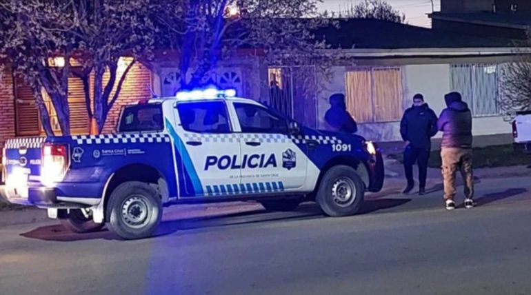 El operativo de la polic&iacute;a de Santa Cruz en la casa del ministro de Trabajo, donde se refugiaron los funcionarios que iban en la camioneta que choc&oacute;.