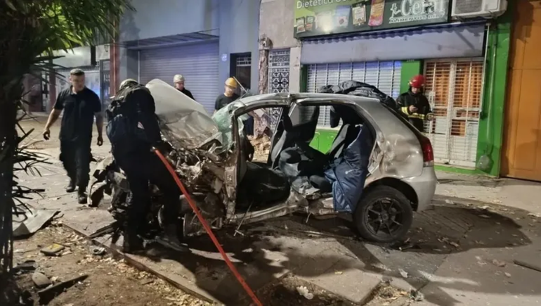 Un fuertísimo choque dejó como saldo un muerto y dos casas sin servicios.