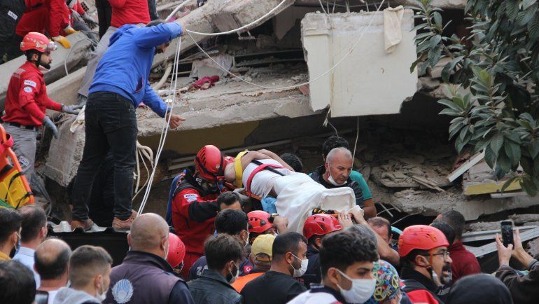 Tremendo video: un edificio de derrumba tras el sismo en Turquía