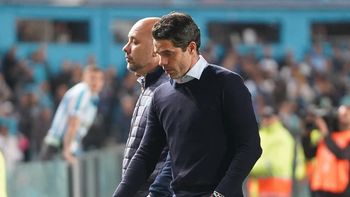 Fernando Gago se retiró entre silbidos del campo de juego. Fernando Gago se retiró entre silbidos del campo de juego.