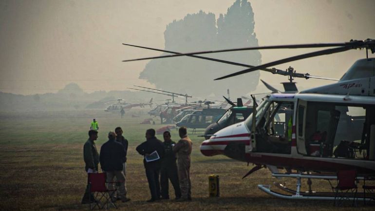 Los helicópteros no pueden despegar por tanto humo que hay en la cordilera