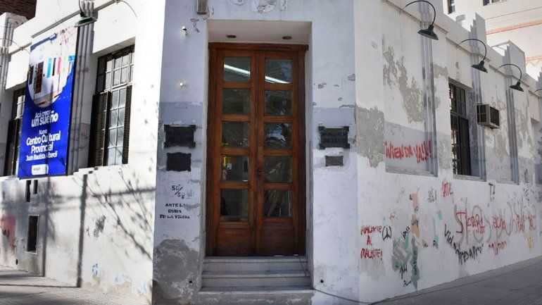 Un obrero trabajando en la fachada del histórico edificio.