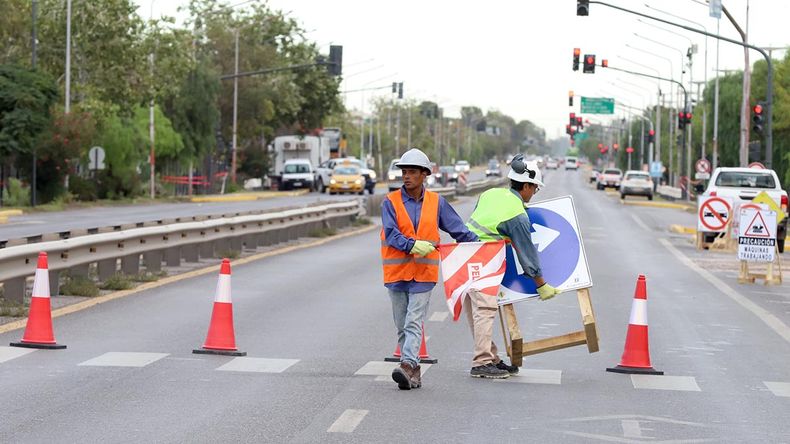 Desde el dron: en la Avenida Mosconi ya hay máquinas trabajando y comenzaron los primeros cortes de tránsito | LM Neuquen Desde el dron: en la Avenida Mosconi ya hay máquinas trabajando y comenzaron los primeros cortes de tránsito
