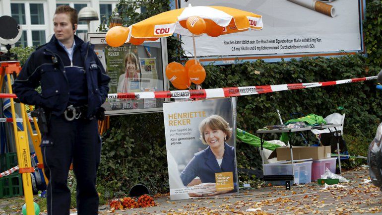 La alcaldesa fue atacada por un xenófobo de ultraderecha. La llegada de refugiados a Alemania divide al país.