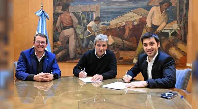 El gobernador de Chubut, Ignacio Torres, firmó el acuerdo por la Ruta 40 con el mininstro Luis Caputo. El gobernador de Chubut, Ignacio Torres, firmó el acuerdo por la Ruta 40 con el mininstro Luis Caputo.