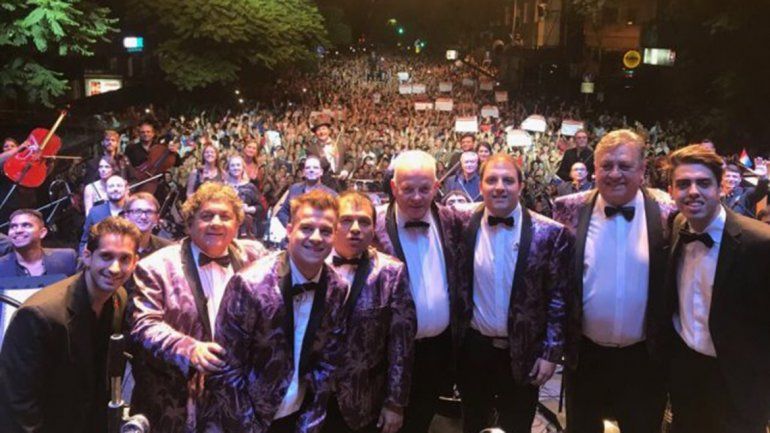 Una multitud vibró en el Obelisco al ritmo de Los Palmeras y la Filmarmónica de Santa Fe