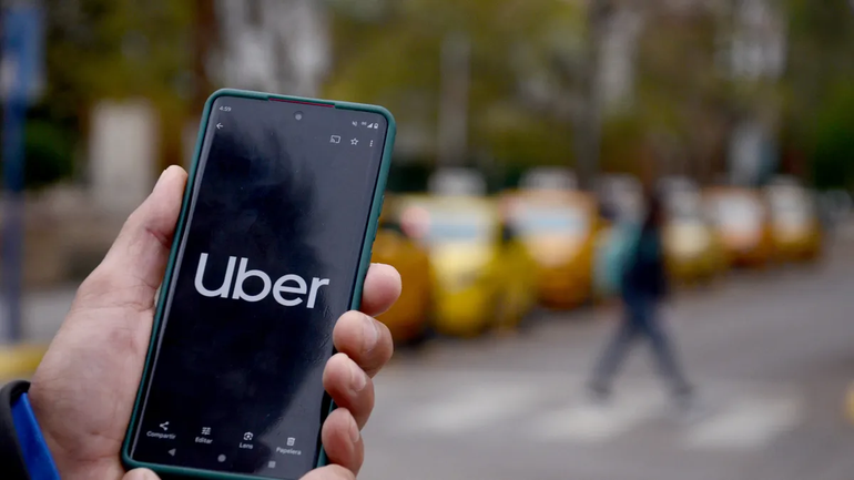 Taxistas responsabilizan a las aplicaciones de viajes por la baja en el trabajo.