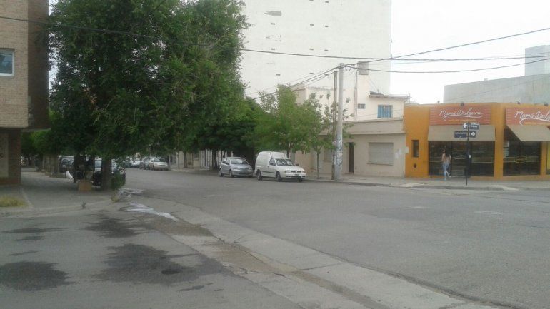 Una joven volvía de votar y un adolescente le robó el celular en pleno centro