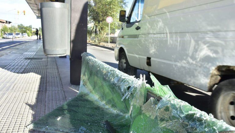 Otra vez, vándalos destrozaron un parador del Metrobús