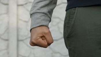 brutal agresion en un colegio privado de neuquen: un padre entro y golpeo a un alumno brutal agresion en un colegio privado de neuquen: un padre entro y golpeo a un alumno