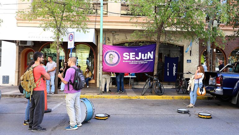 Difícil situación viven los judiciales de Neuquén por definiciones salariales.