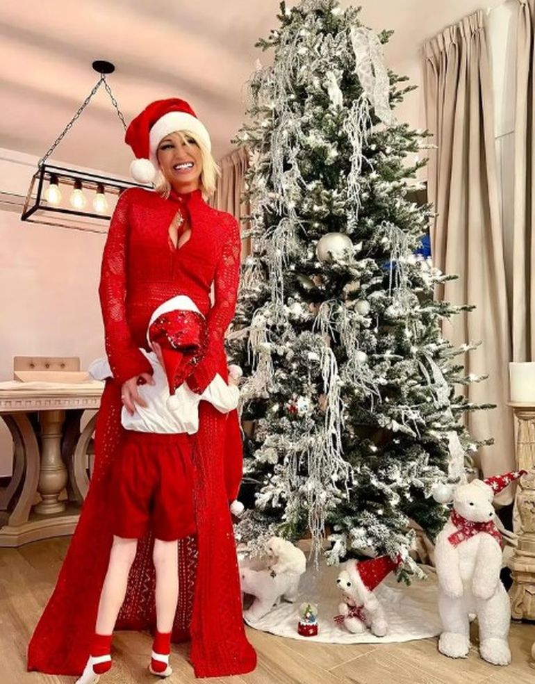 Vicky Xipolitakis y su hijo Salvador Uriel, con sus looks navideños para armar el arbolito. Vicky Xipolitakis y su hijo Salvador Uriel, con sus looks navideños para armar el arbolito.