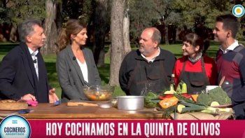 El conductor y el Presidente prepararon una tarta de verduras. El conductor y el Presidente prepararon una tarta de verduras.