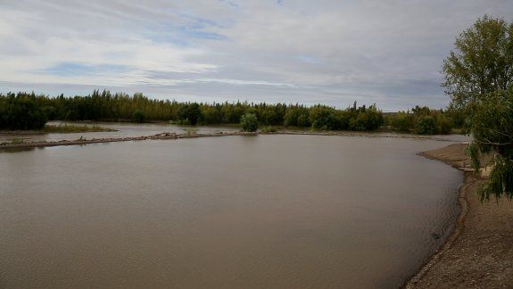 Río turbio: así se ve el Limay después de la tormenta