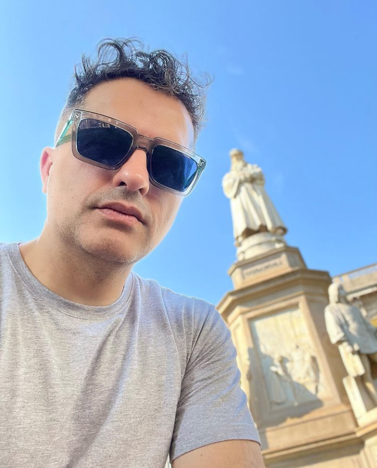 Cuando se trasladó con su programa desde El Trece a América TV, de Brito dijo que llevaba 15 años trabajando de corrido y necesitaba vacaciones.