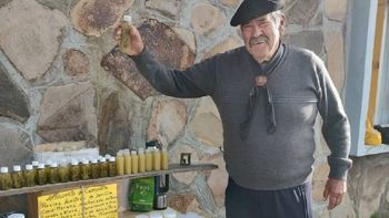 Pedro Guillermo Rodríguez, conocido cariñosamente como “Don Pedro”, es un emprendedor que elabora y ofrece productos naturales del volcán Copahue. Pedro Guillermo Rodríguez, conocido cariñosamente como “Don Pedro”, es un emprendedor que elabora y ofrece productos naturales del volcán Copahue.