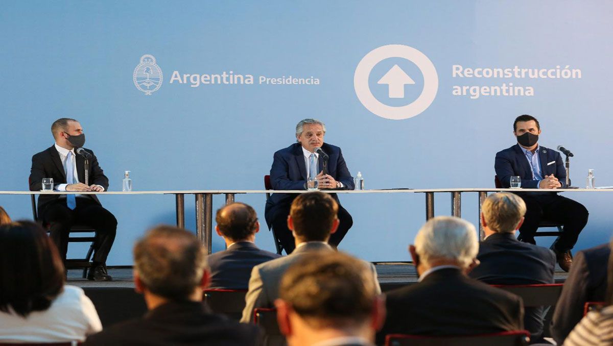 El presidente Fernández,&nbsp; el secretario de Energía Martínez y el ministro de Economía Guzmán (a la izquierda), durante la presentación del Plan Gas.Ar en el Museo del Bicentenario (Buenos Aires).