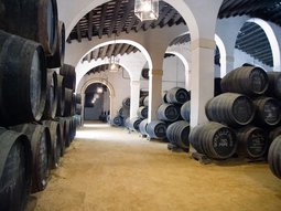 Oficio y tecnología: Máquinas diseñadas a medida conviven con el cepillado a mano en los talleres modernos. Foto: El País.