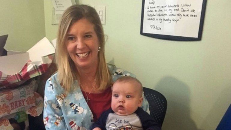 Cuidó de un bebé muy enfermo y al final lo adoptó