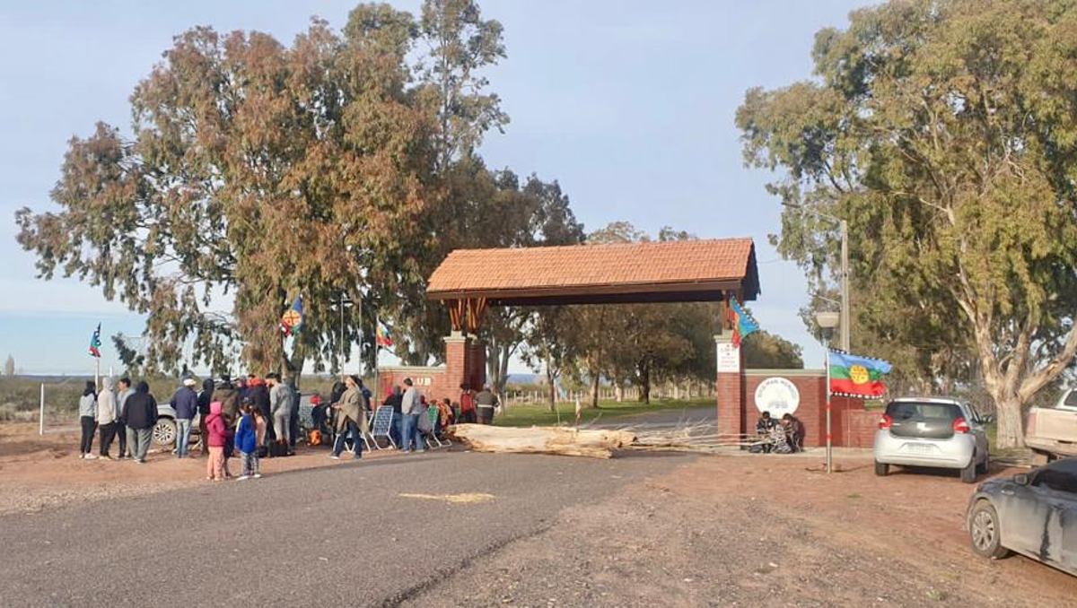 Desde las 7 de este martes los Kaxipayiñ y otras comunidades cortan el acceso al club Mari Menuco.