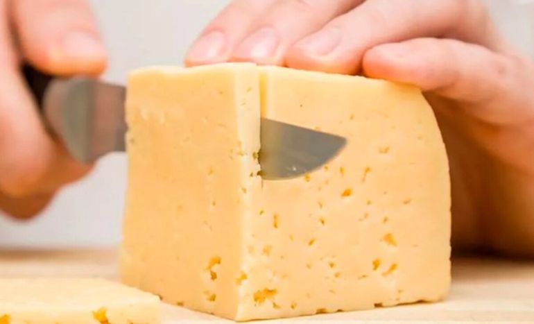 Alerta por brote de listeriosis en Argentina por consumo de queso: los síntomas de la enfermedad