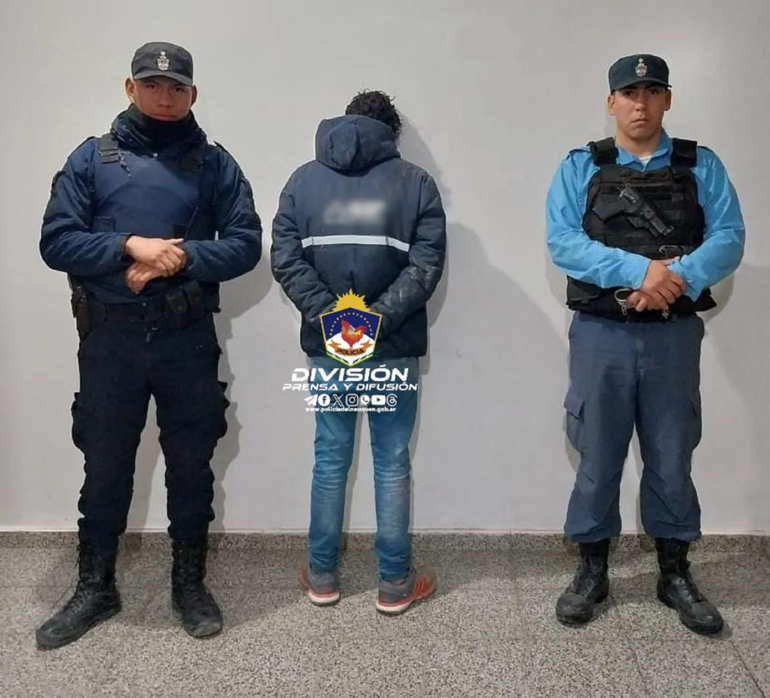 El conductor del camión era buscado por la Justicia. Transportaba piedra caliza, a bordo de un Mercedes Benz Actros 2041. El conductor del camión era buscado por la Justicia. Transportaba piedra caliza, a bordo de un Mercedes Benz Actros 2041.