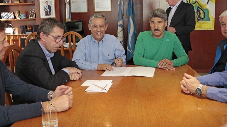 Veteranos podrán jugar a la pelota en césped sintético