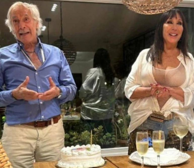 El dirigente peronista, al momento de soplar las velitas en su cumpleaños 83. El dirigente peronista, al momento de soplar las velitas en su cumpleaños 83.