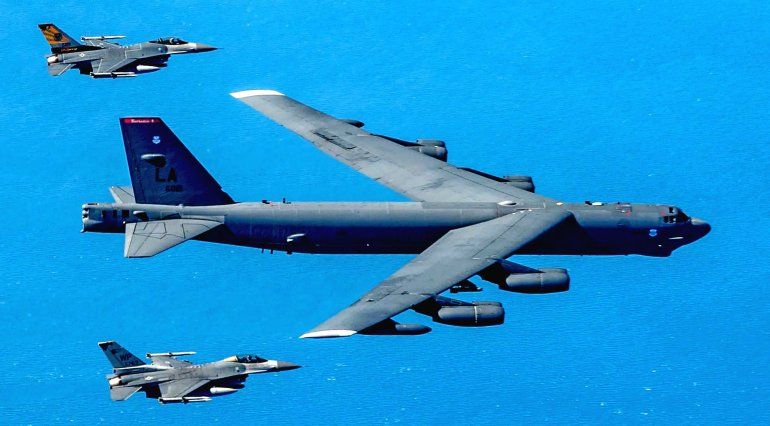 Un bombardero B-52 con sus caza de protección