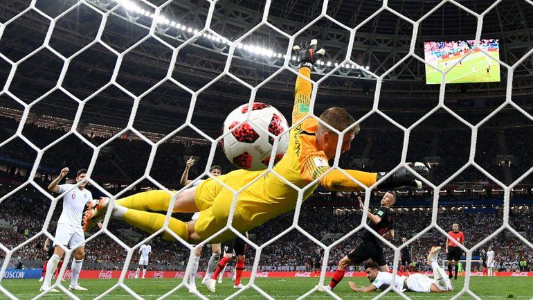 Enorme imagen. Momento en que la pelota supera la estirada del arquero inglés Pickfor y es el empate.