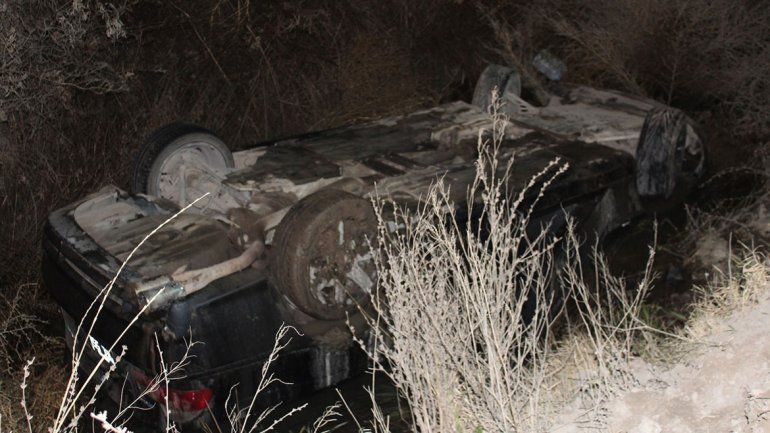 Centenario: casi los chocan de frente, lo esquivaron y volcaron en el canal con un Coupé