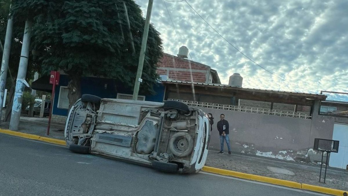 Otro choque en una esquina semaforizada en Neuquén: volcó una camioneta thumbnail