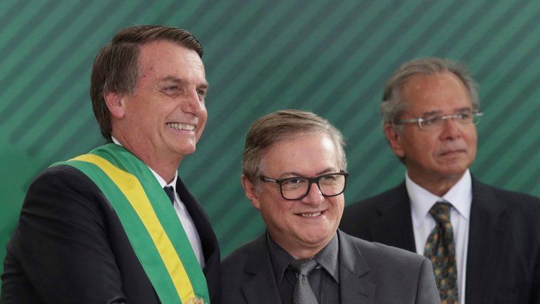 Bolsonaro anunció por las redes que sacó a un ministro