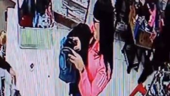 La joven de Chubut fue filmada por las cámaras de dos comercios en los que pagó con la tarjeta de débito del jubilado de 88 años.  La joven de Chubut fue filmada por las cámaras de dos comercios en los que pagó con la tarjeta de débito del jubilado de 88 años.