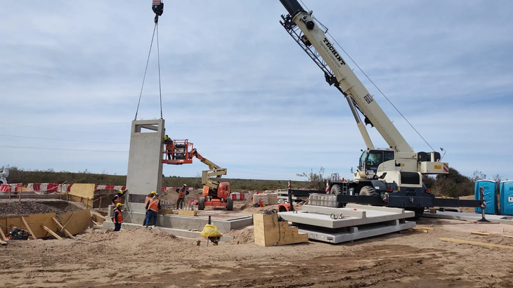 La obra avanza también en la etapa de integración y terminación: pruebas por tramos, cruces especiales, instalaciones de operación y la consolidación de la terminal de almacenamiento y despacho. Foto: gobierno de Río Negro.