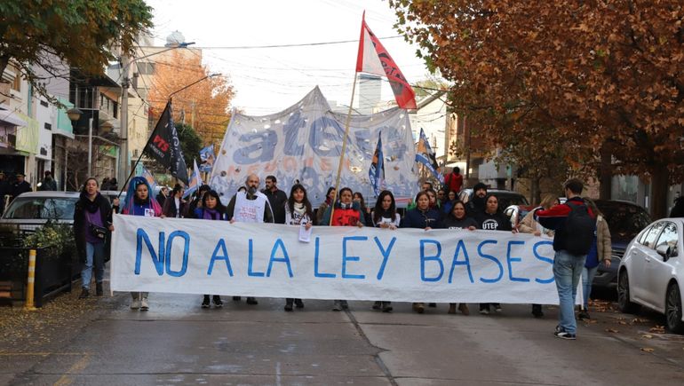 El Gobierno provincial podría descontar el día de paro por la Ley Bases
