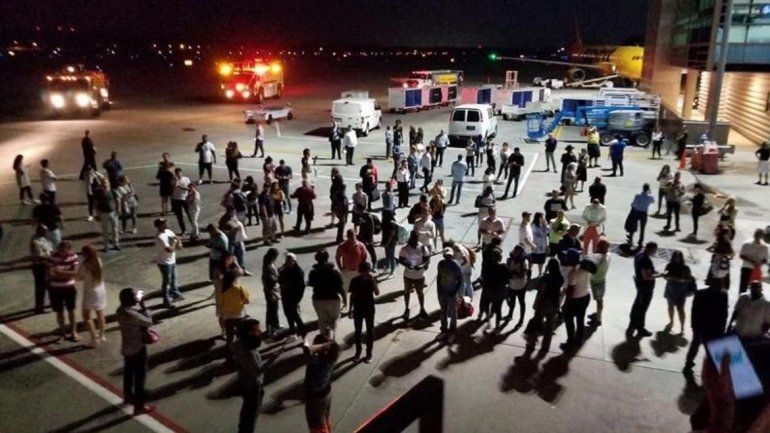 Autoridades revisaron la aeronave y confirmaron el origen del olor.