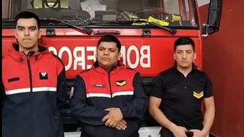 Dario Sánchez, Luis Torres y Eloy Cifuentes, los tres bomberos que respondieron a la inusual emergencia en una casa vecina del cuartel de Las Heras, en Santa Cruz. Dario Sánchez, Luis Torres y Eloy Cifuentes, los tres bomberos que respondieron a la inusual emergencia en una casa vecina del cuartel de Las Heras, en Santa Cruz.