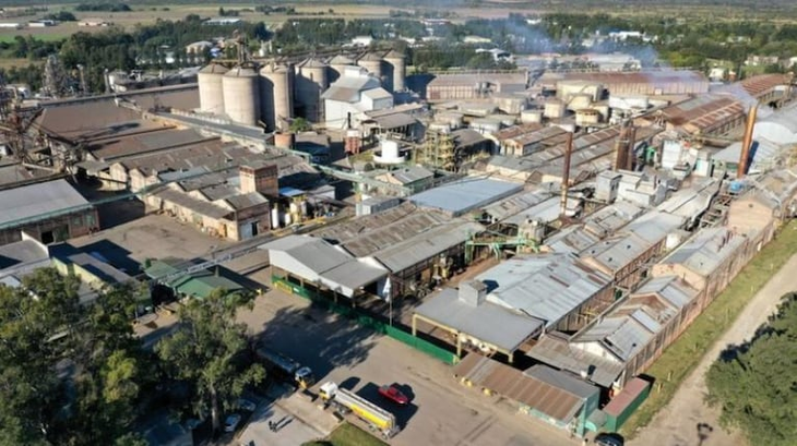 Vista aérea del complejo industrial de Vicentin, destacando su escala en el norte santafesino. Vista aérea del complejo industrial de Vicentin, destacando su escala en el norte santafesino.