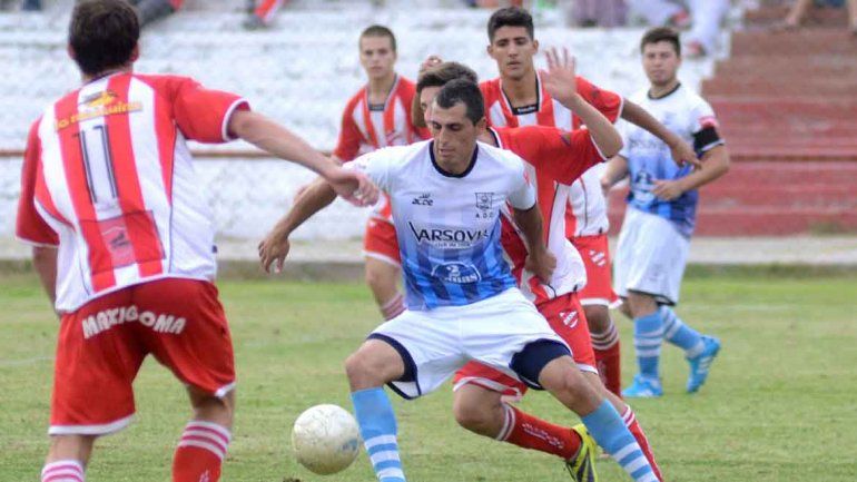 Mario Barros era uno de los goleadores de Lifune. Acá jugando para Centenario contra Independiente de Neuquén.