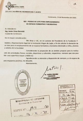 El pedido del terreno de 4000 m³ por parte de la fundación al intendente de Centenario.