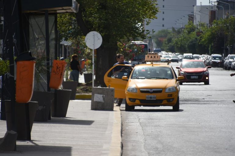 La falta de colectivos disparó la demanda de taxis en Neuquén