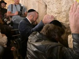 javier milei lloro en el muro de los lamentos y donara un millon de dolares contra el antisemitismo