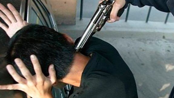 El padre, además de golpear al joven en la cabeza, le gatilló tres veces.