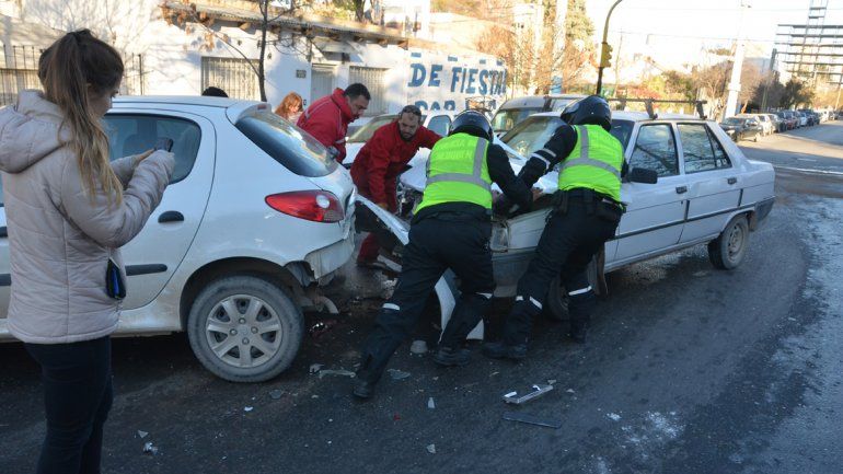 Patinó por el hielo y chocó a tres autos en pleno centro