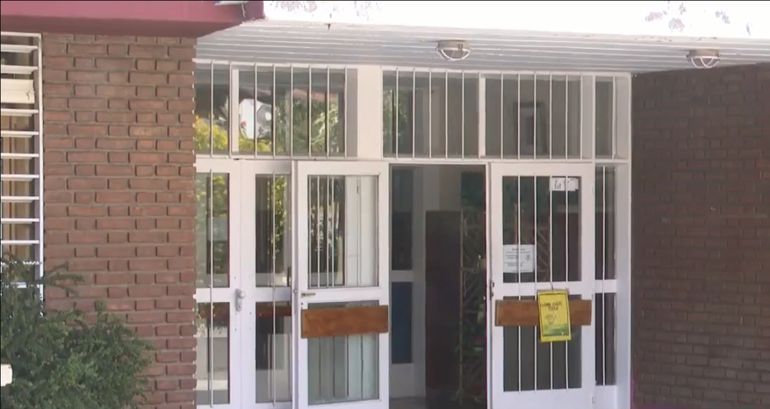 Una nena salió de la escuela a jugar a la calle y nadie se dio cuenta