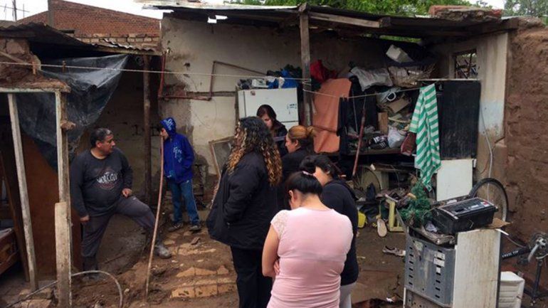 Fuertes lluvias en la Comarca: una pared se derrumbó y cayó encima de cuatro jóvenes