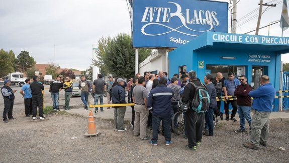Los empleados custodian la planta a la espera de una solución.